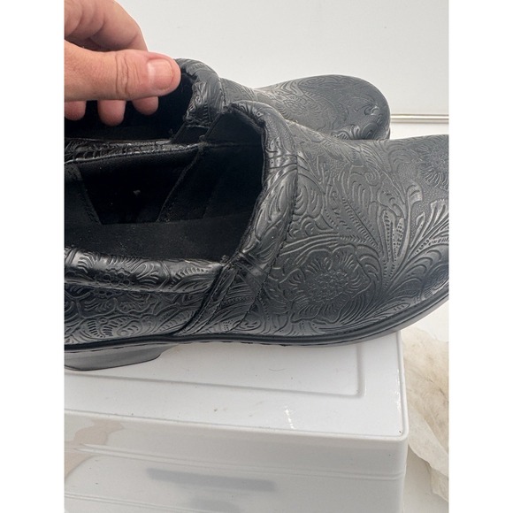 Womens YUU Bethanee Clogs Size: 8.5 W Color: Black Excellent Preowned Floral - Picture 6 of 8